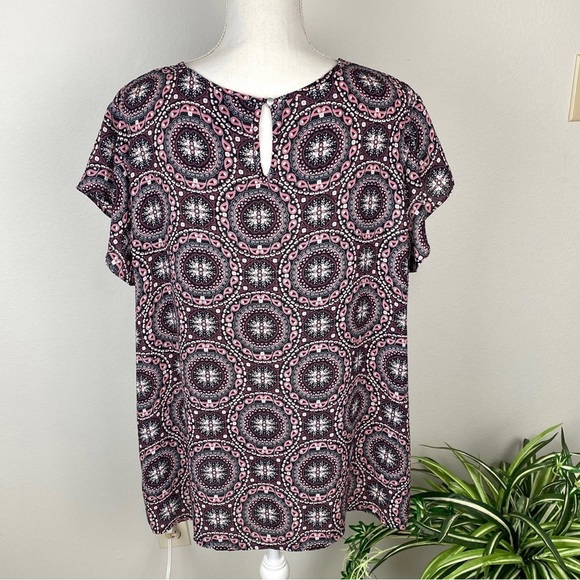 Liz Claiborne, Plus Size XXL Short Sleeve Blouse Keyhole Back  Geometric EUC - Picture 8 of 8